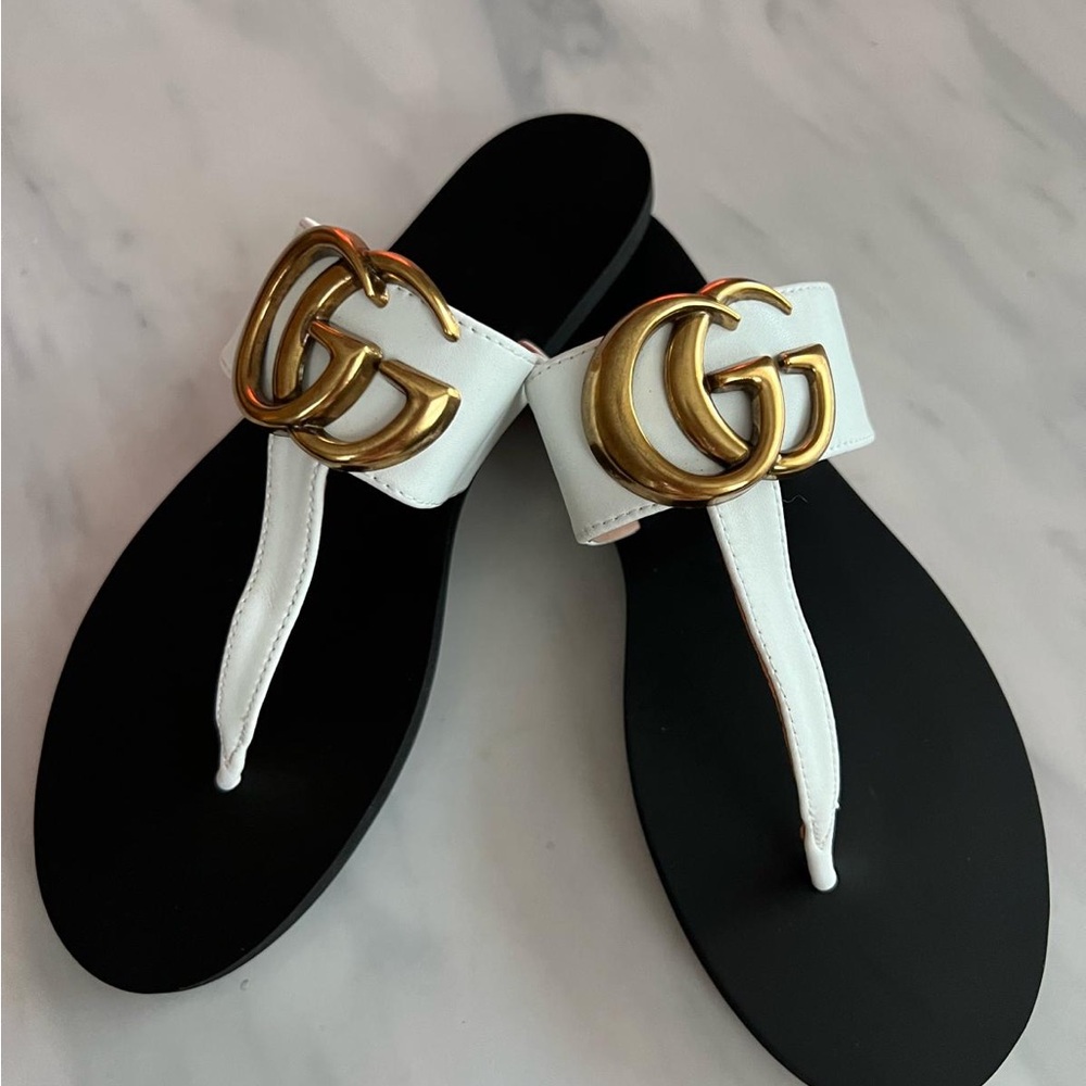 Gucci White and Black Sandals with Gold Logo - Picture 3 of 3